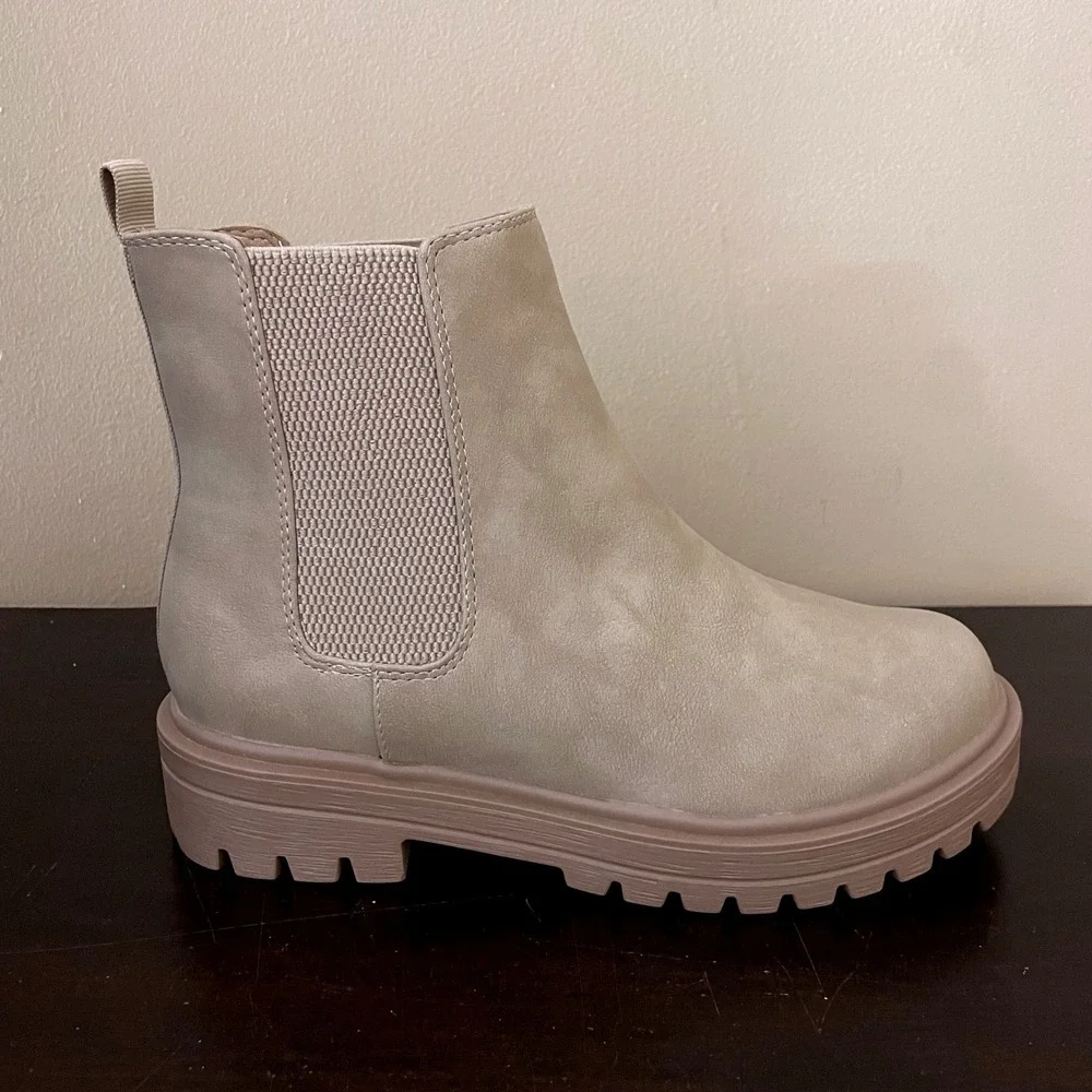 Soda Lug Sole Chelsea Boots Taupe Tan Faux Leather Ankle Booties Womens 8.5‎